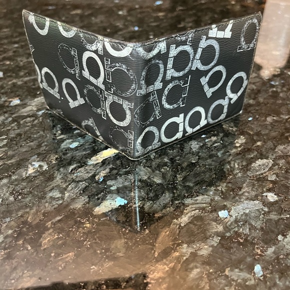 Authentic Salvatore Ferragamo Wallet - Picture 4 of 8